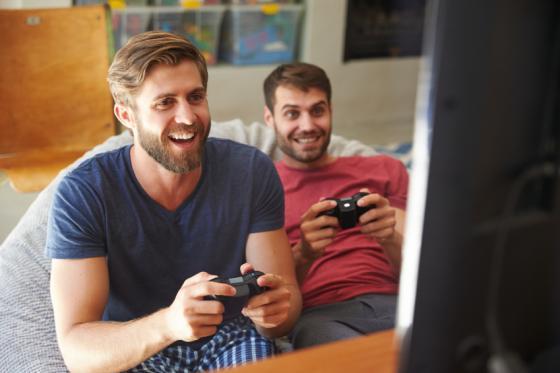 два друга играют в компьютерную игру