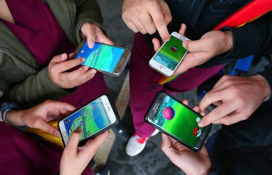 несколько человек играют в Pokemon GO